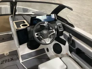 2026 Malibu Boats 21 LX Icon