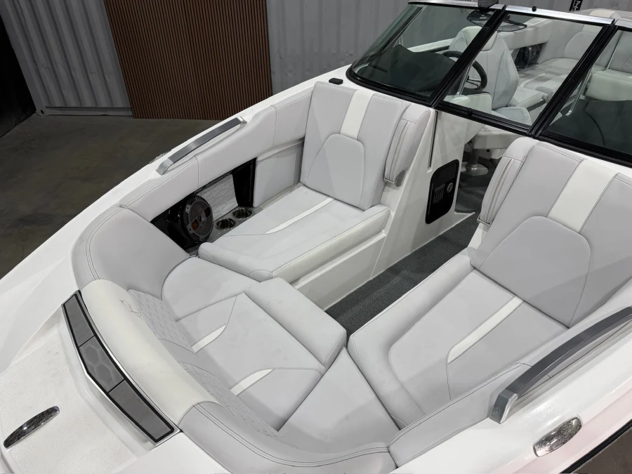 2020-mastercraft-x24-141948-image3