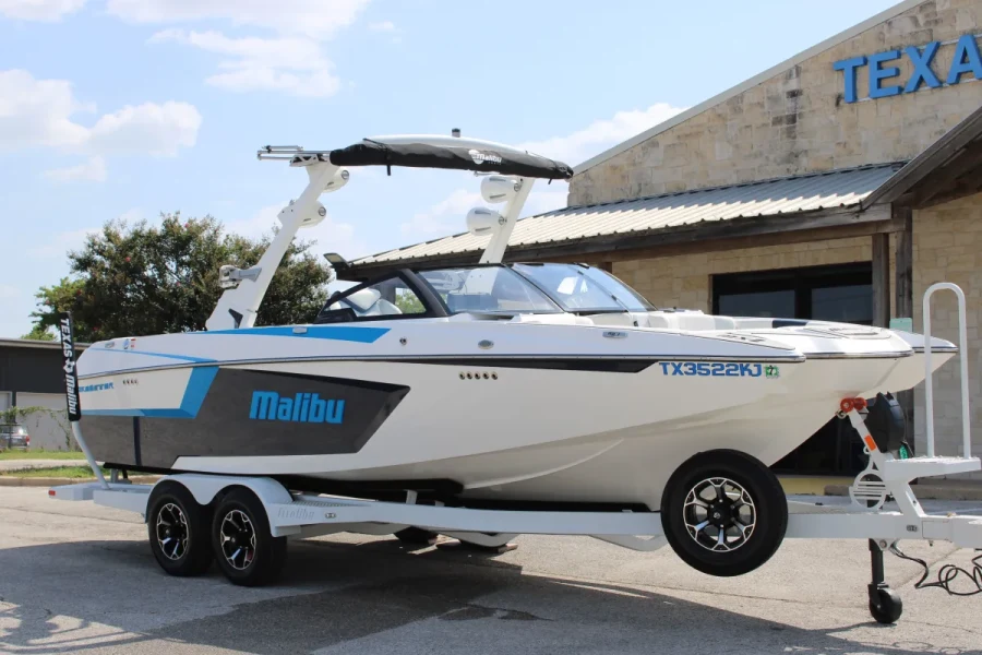 2021-malibu-wakesetter-24-mxz-142003-image1.webp