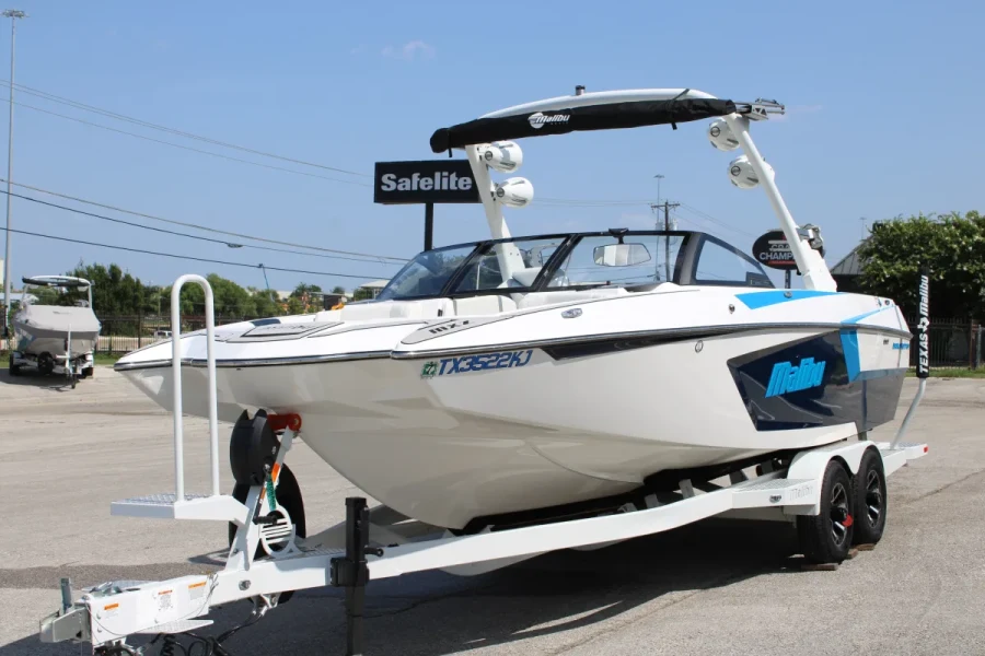 2021-malibu-wakesetter-24-mxz-142003-image3.webp