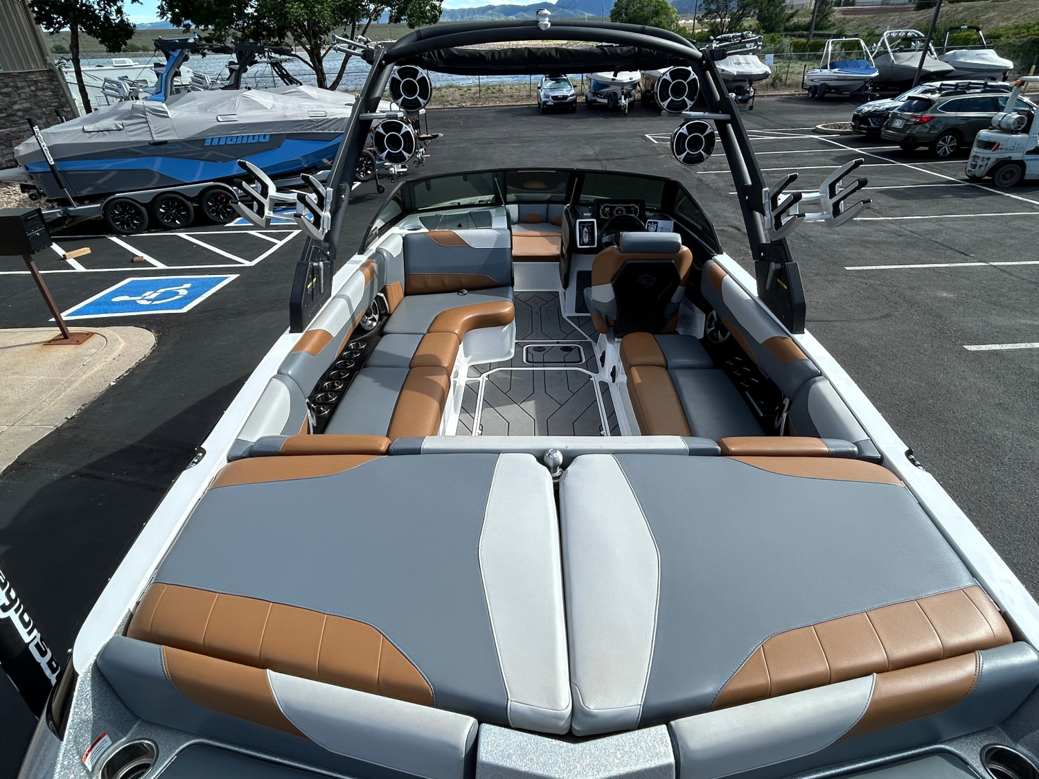 2020 Malibu Boats 23 LSV