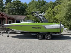 2017-malibu-wakesetter-22-mxz-142250-image0.webp