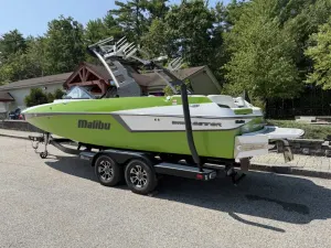 2017-malibu-wakesetter-22-mxz-142250-image1.webp