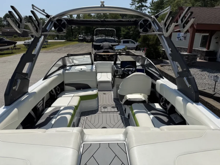 2017-malibu-wakesetter-22-mxz-142250-image8.webp