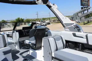 2026 Malibu 25 LSV Icon