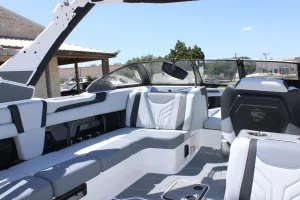2026 Malibu 25 LSV Icon