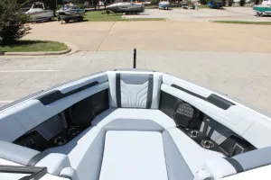 2026 Malibu 25 LSV Icon