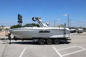 2026 Malibu 25 LSV Icon