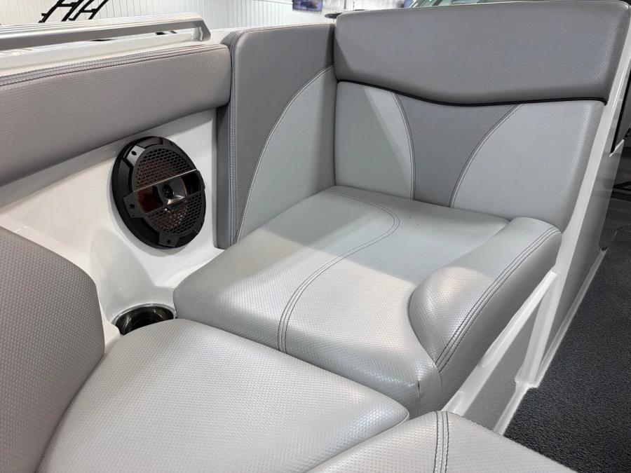 2018-mastercraft-xt22-142364-image10
