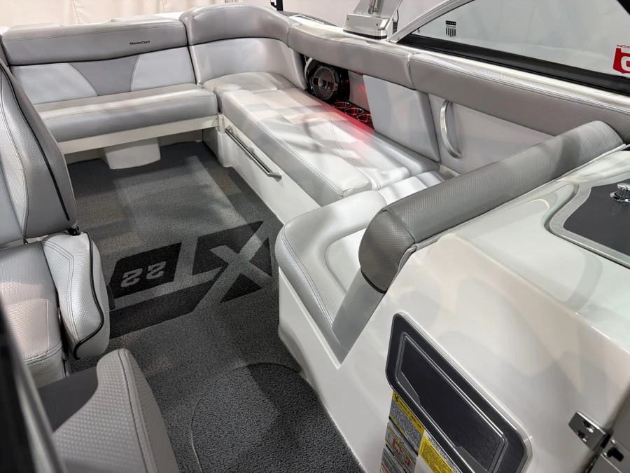 2018-mastercraft-xt22-142364-image12