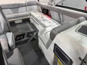 2018-mastercraft-xt22-142364-image12