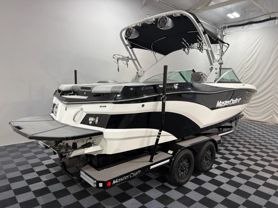 2018-mastercraft-xt22-142364-image3