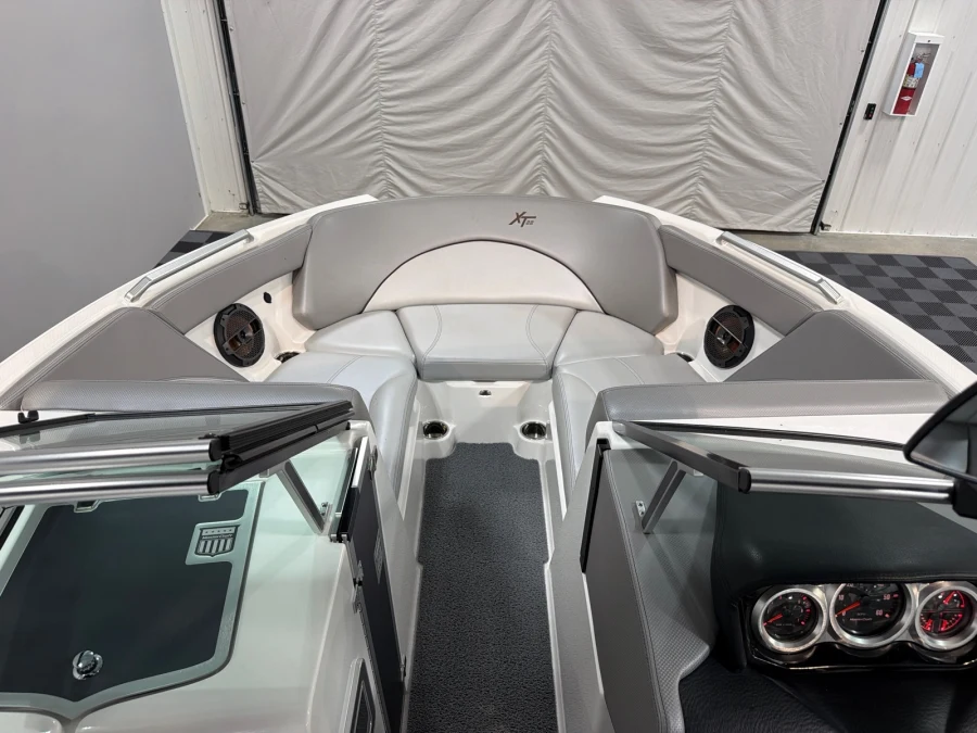 2018-mastercraft-xt22-142364-image8
