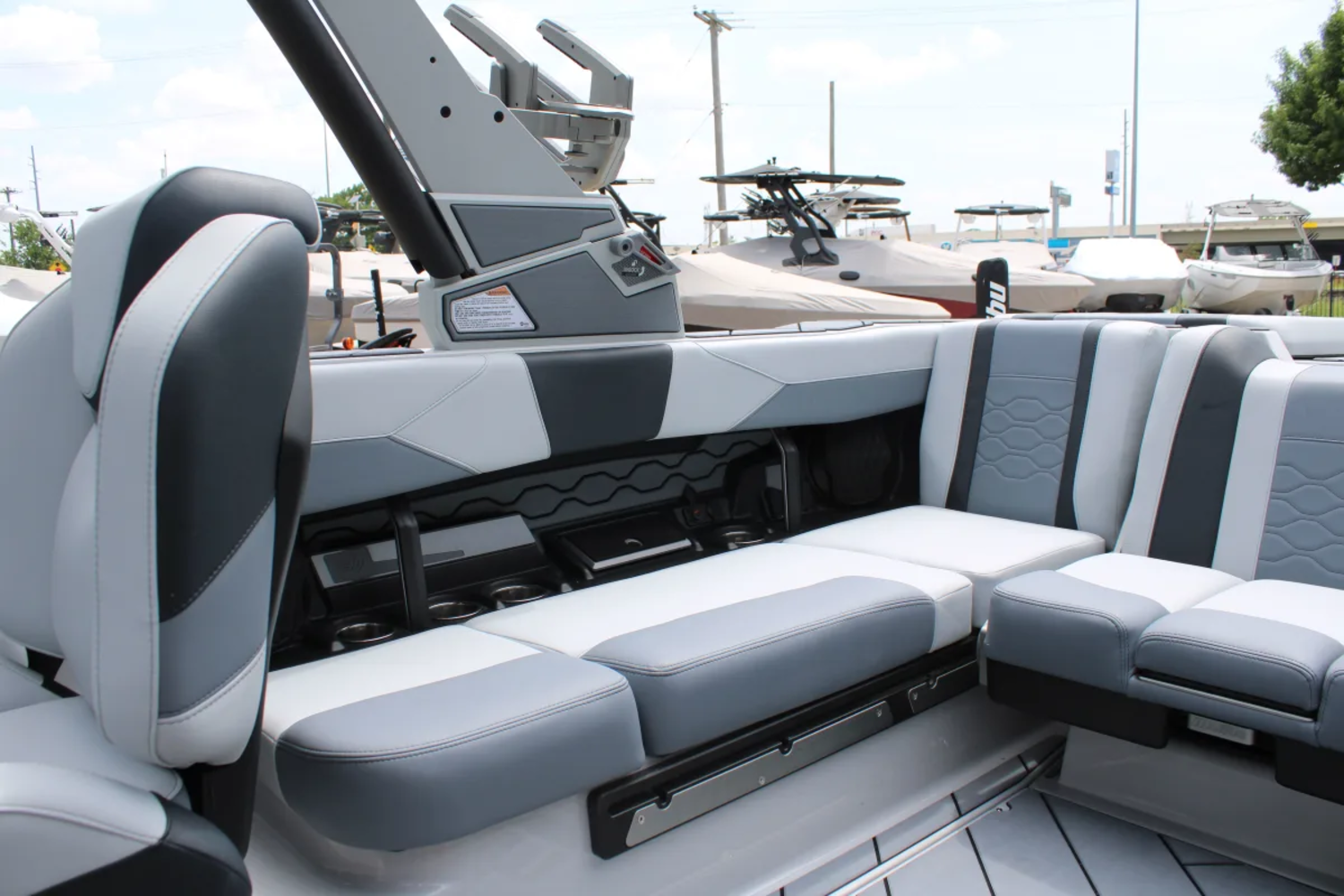 2026 Malibu 23 LSV