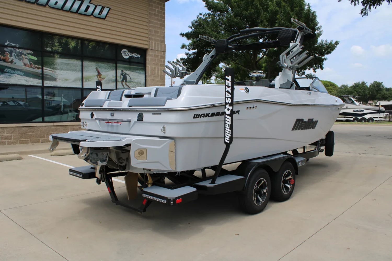 2026 Malibu 23 LSV