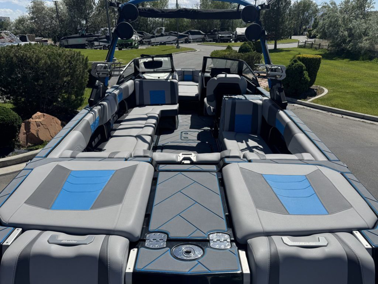 2022 Malibu Boats 25 LSV