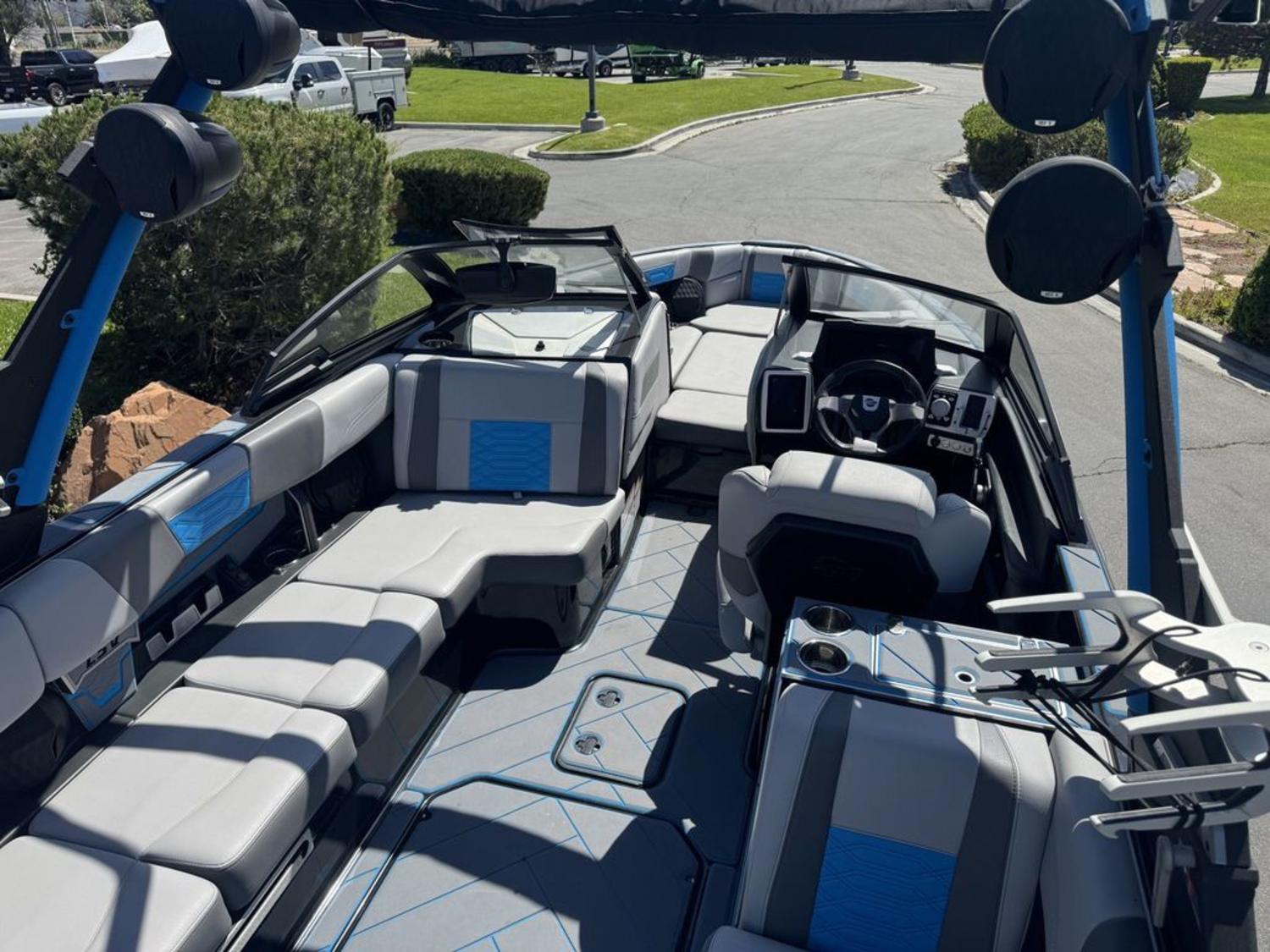 2022 Malibu Boats 25 LSV