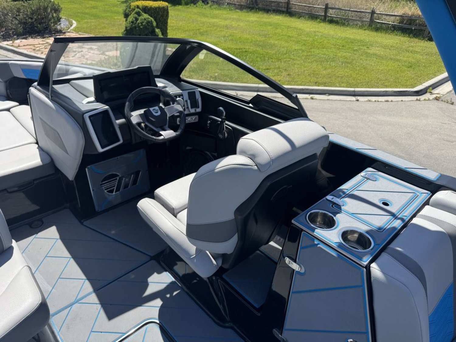 2022 Malibu Boats 25 LSV