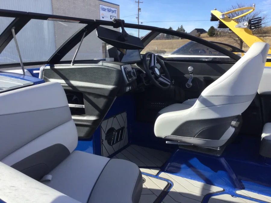 2018-malibu-wakesetter-24-mxz-140306-image2.webp