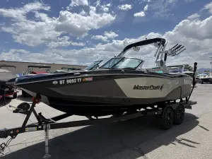 2018-mastercraft-xt23-140320-image6.webp