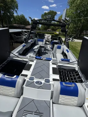 2023-malibu-wakesetter-25-lsv-140435-image9.webp
