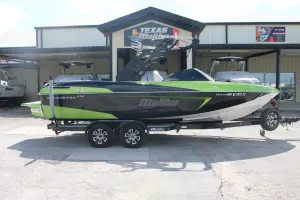 2017-malibu-wakesetter-23-lsv-140667-image0.webp