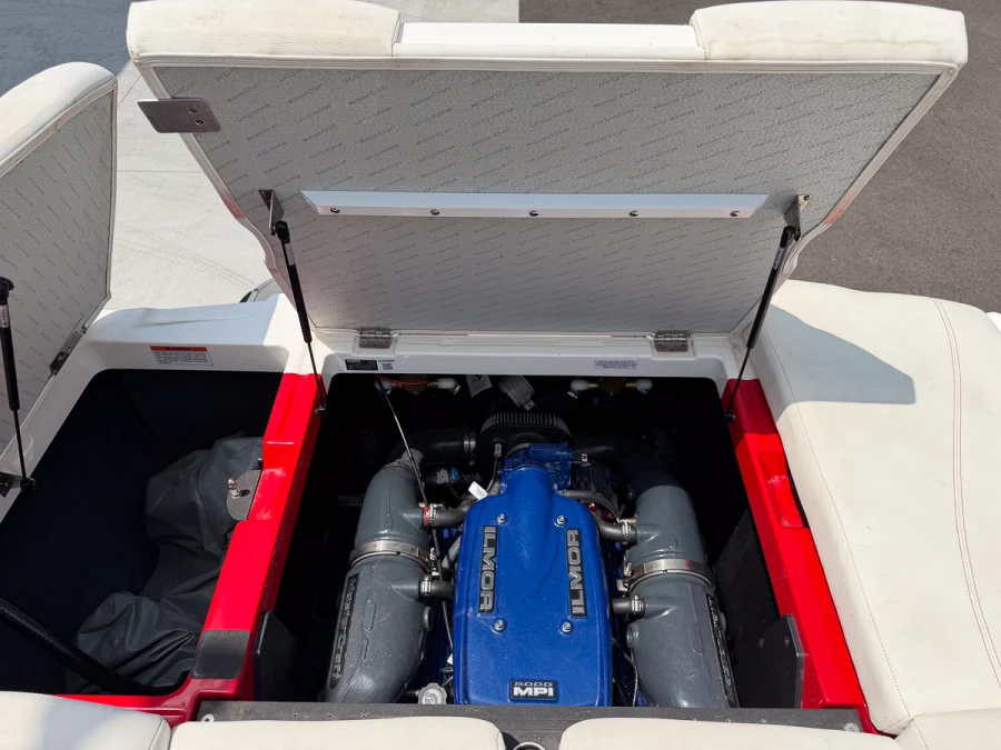 2017-mastercraft-xt21-140708-image6