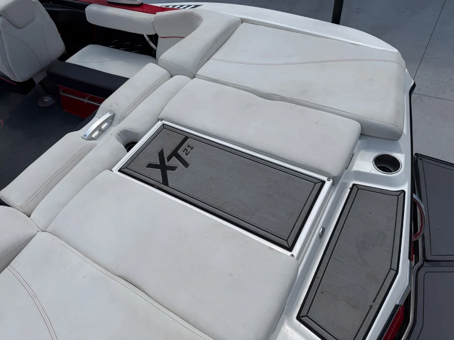 2017-mastercraft-xt21-140708-image9