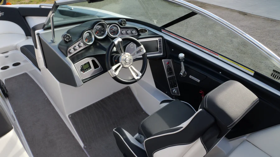 2017-mastercraft-xt23-140810-image10