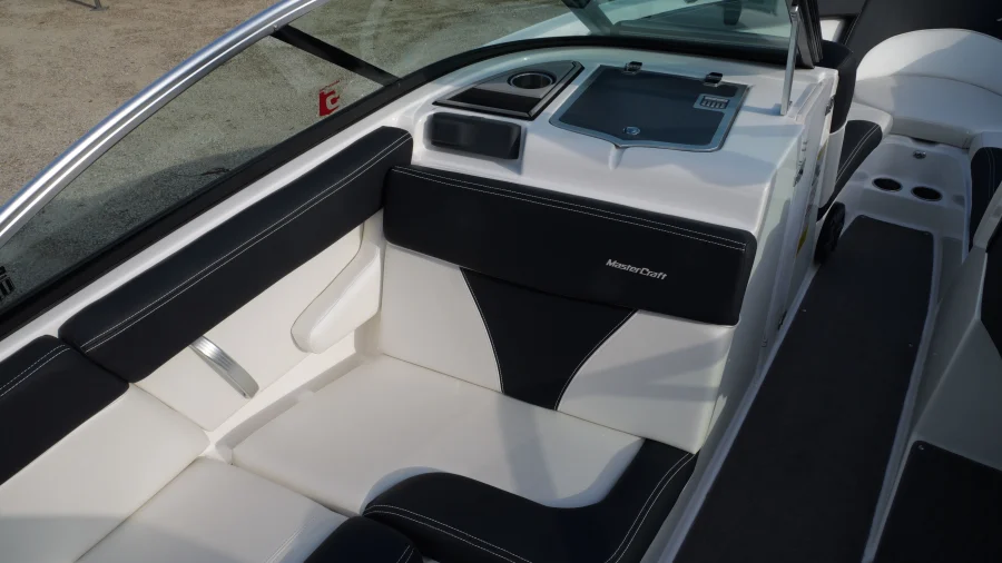 2017-mastercraft-xt23-140810-image12