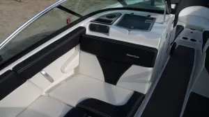 2017-mastercraft-xt23-140810-image12
