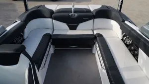 2017-mastercraft-xt23-140810-image13