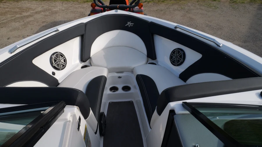 2017-mastercraft-xt23-140810-image16