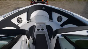 2017-mastercraft-xt23-140810-image16