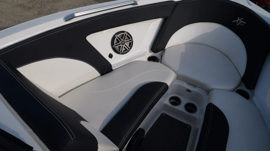 2017-mastercraft-xt23-140810-image18