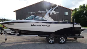 2017-mastercraft-xt23-140810-image1