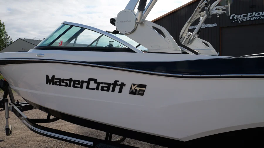 2017-mastercraft-xt23-140810-image2