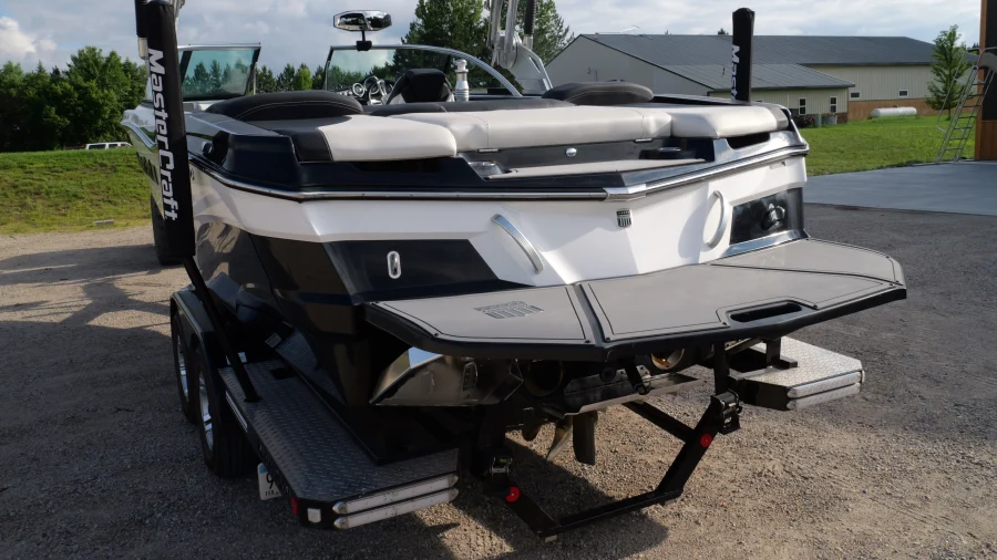 2017-mastercraft-xt23-140810-image3