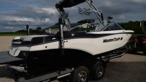 2017-mastercraft-xt23-140810-image5
