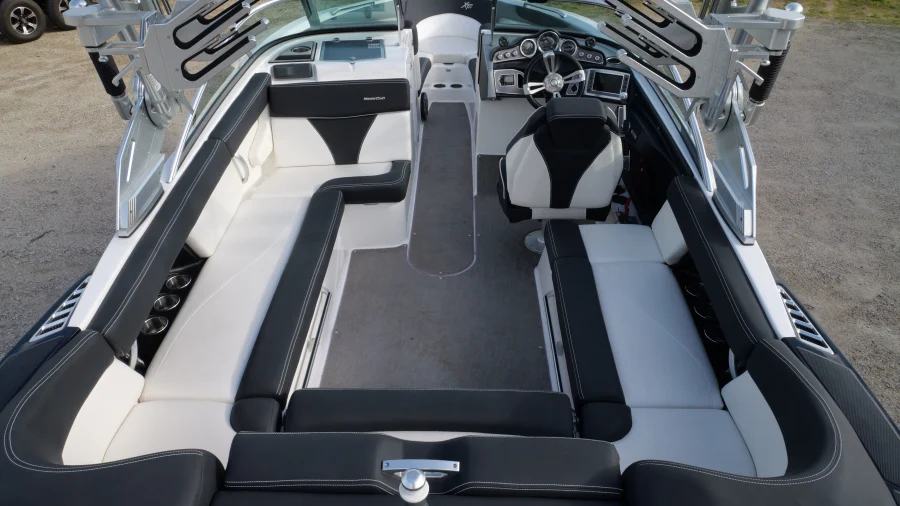 2017-mastercraft-xt23-140810-image9