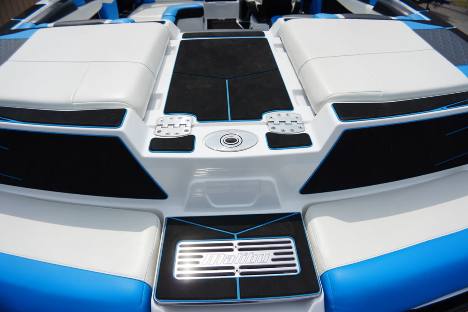 2023 Malibu Boats M220