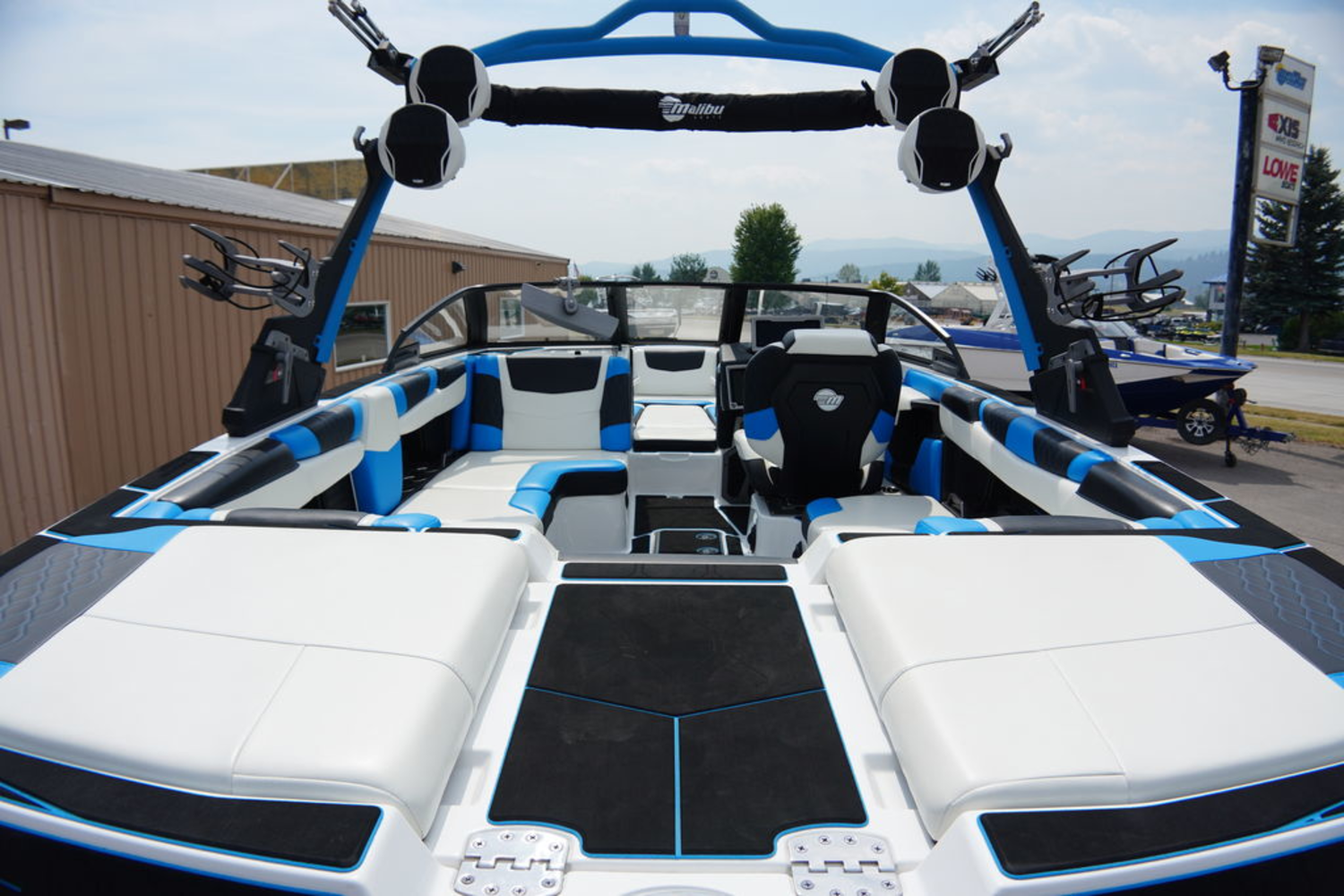 2023 Malibu Boats M220