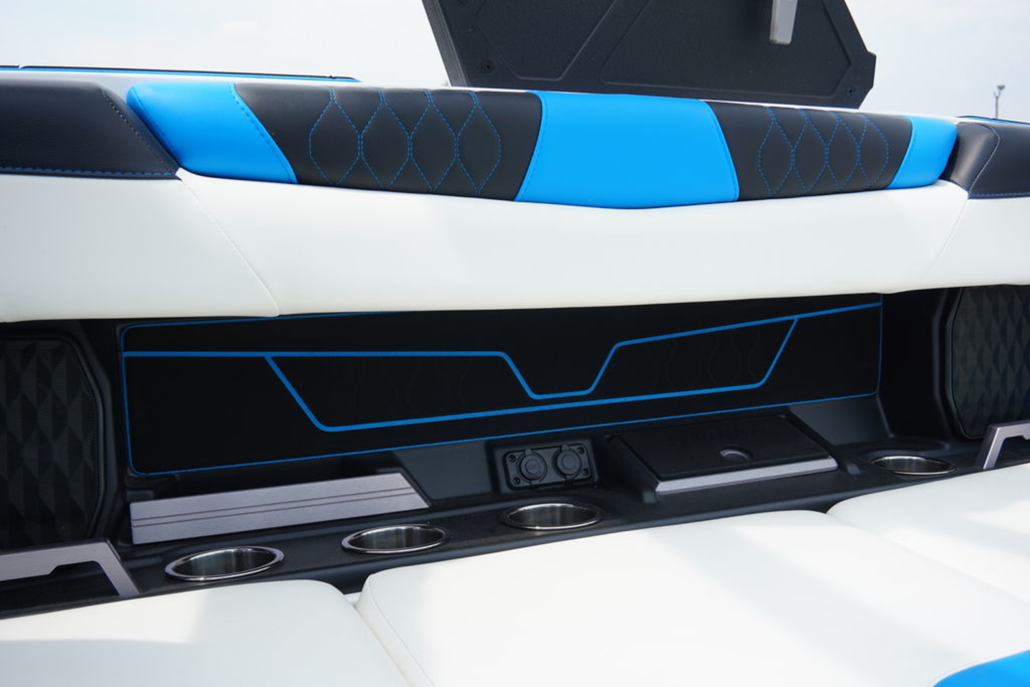2023 Malibu Boats M220