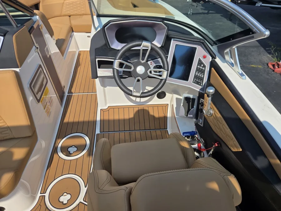 2021-mastercraft-x24-143403-image2.webp