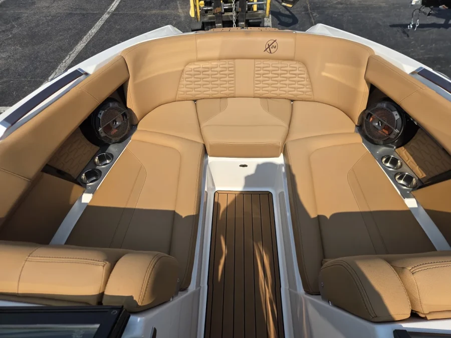 2021-mastercraft-x24-143403-image4.webp