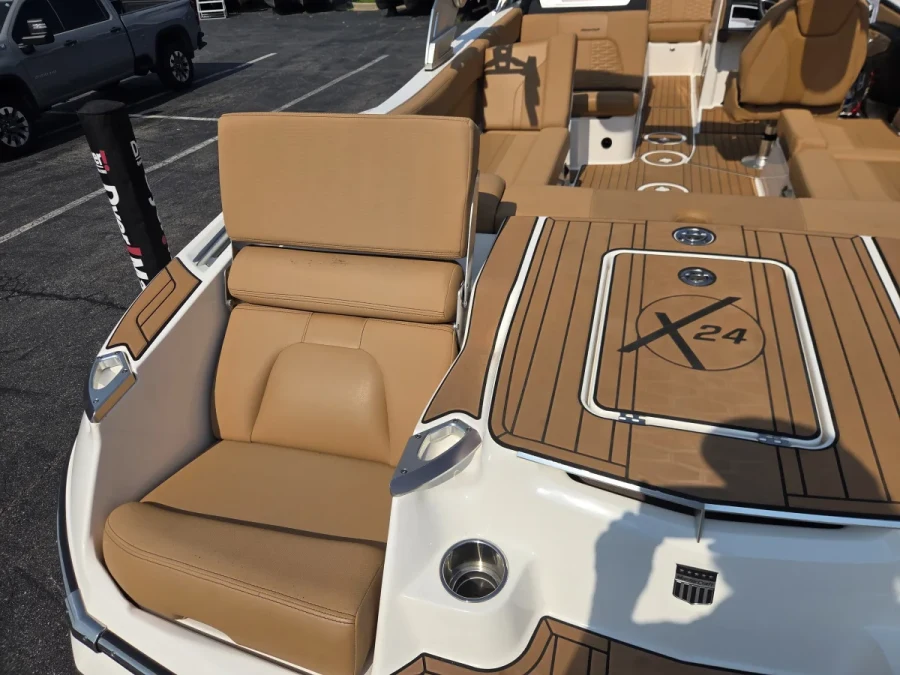 2021-mastercraft-x24-143403-image8.webp