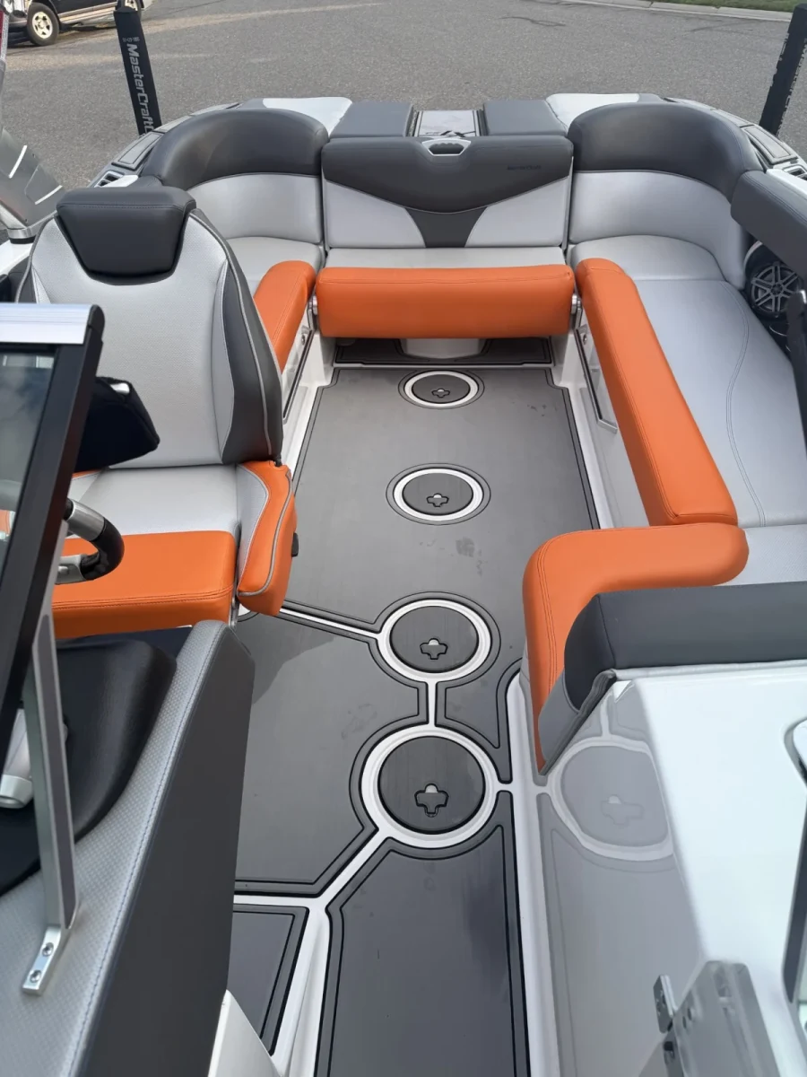 2017-mastercraft-xt23-143423-image5.webp