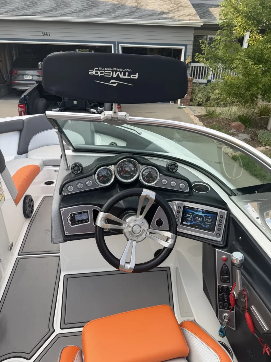 2017-mastercraft-xt23-143423-image6.webp