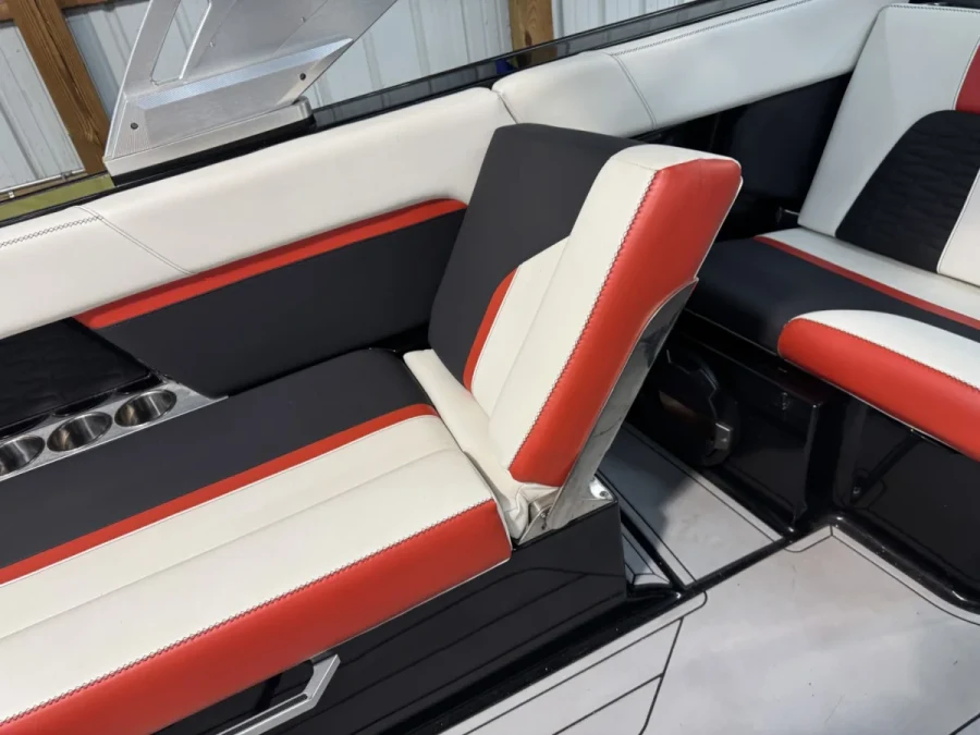 2019-mastercraft-x24-143431-image4.webp