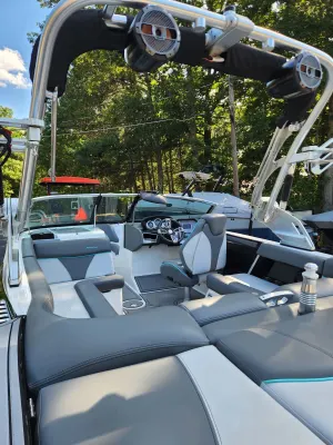 2020-mastercraft-xt21-143475-image8